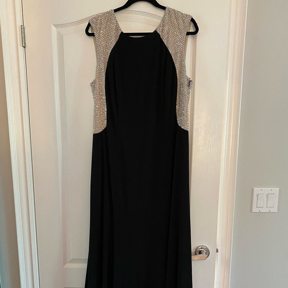 Formal dress - Picture 1 of 3